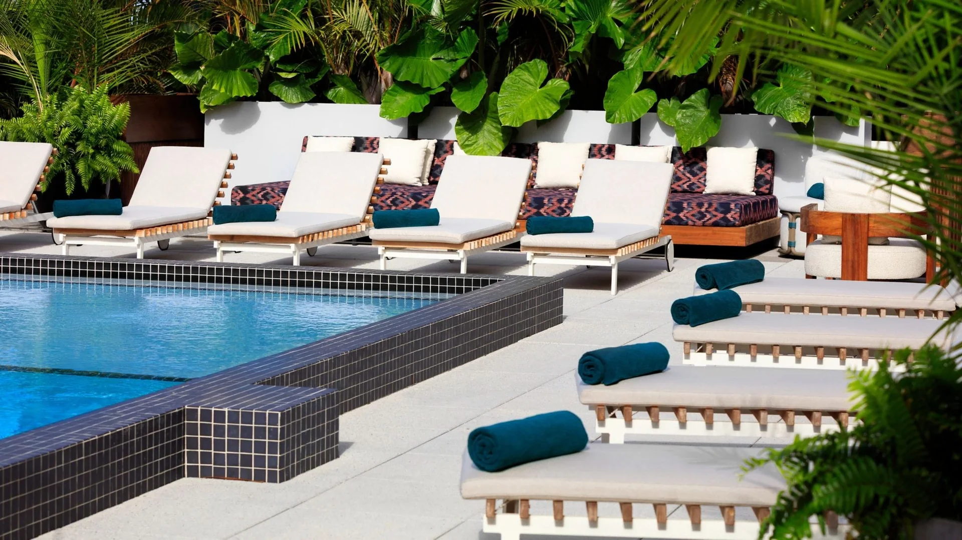 Moxy Miami Wynwood — Rooftop pool deck